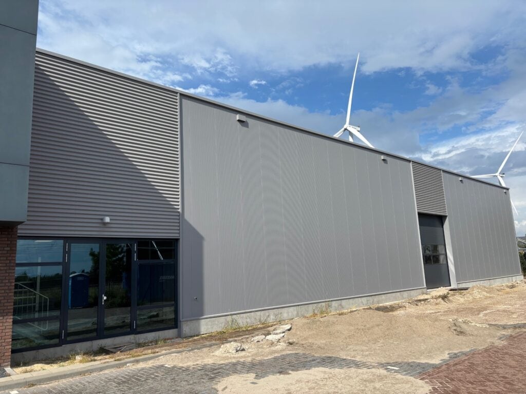 Moderne windturbine faciliteit met zonnepanelen en windmolens.