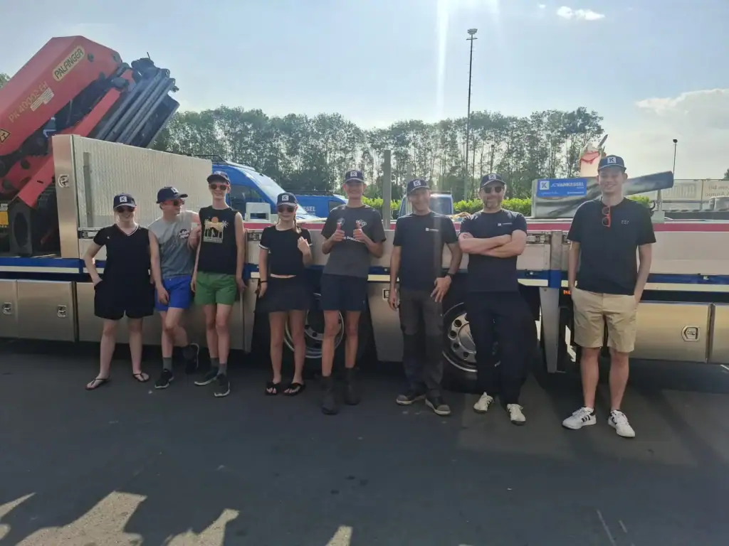 Teamfoto van JCVANKESSEL BOUW met medewerkers voor bouwvoertuigen.