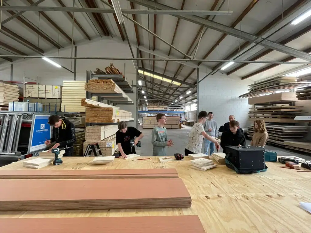 Bouwteam werkt samen in de houtwerkplaats van JCVANKESSEL Bouw.