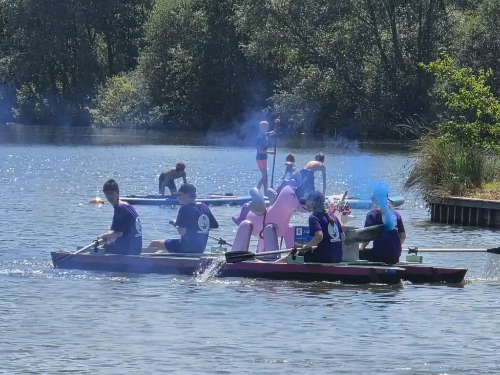 Vrienden genieten van waterfietsen in een rustige rivieromgeving.