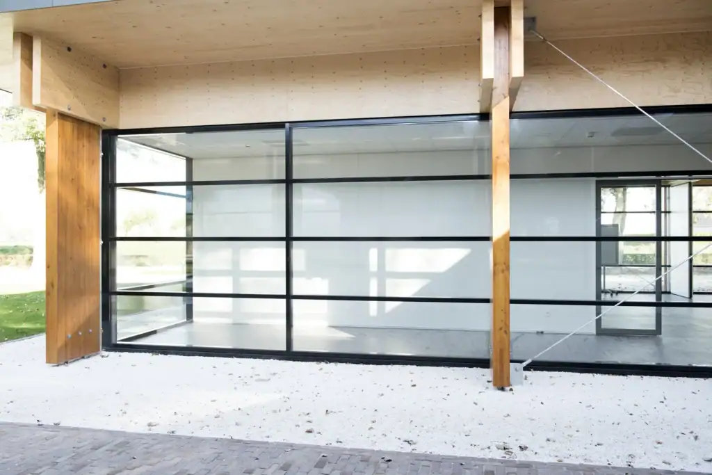Moderne glazen gevel met houten structuur voor industrieel gebouw.