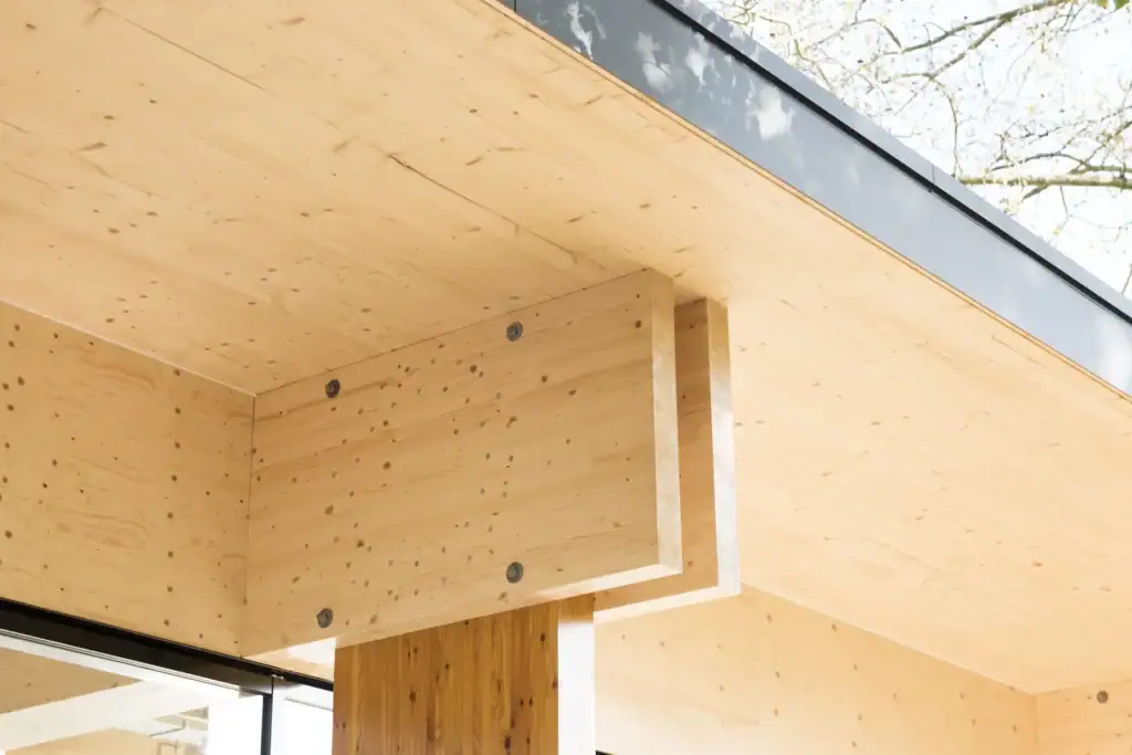 Houten bouwconstructie met details van hout en staal.