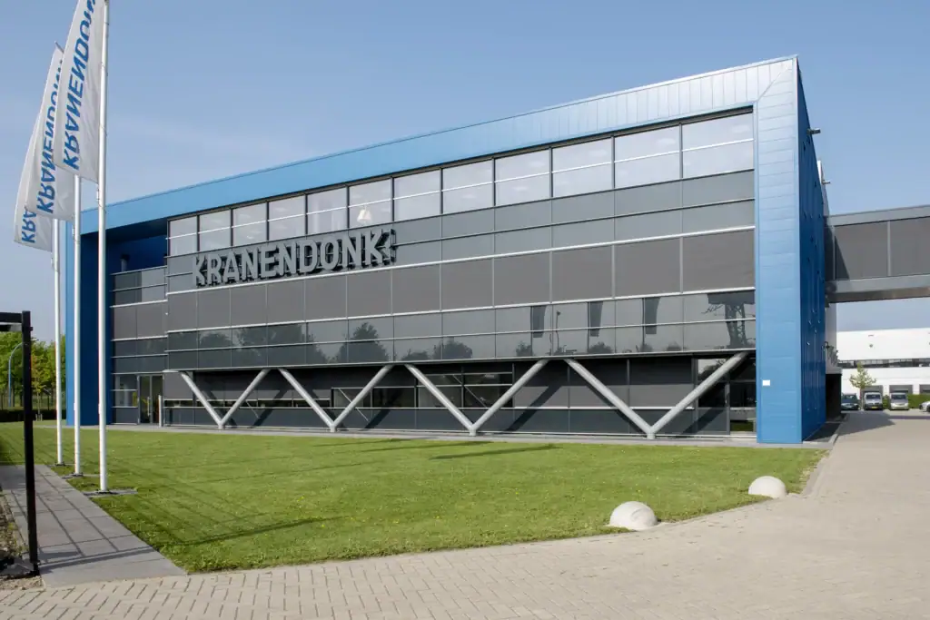 Modern kantoorgebouw van JCVANKESSEL BOUW met glas en staal.