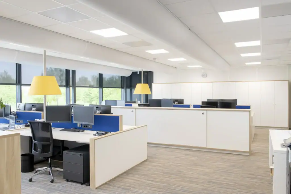 Moderne kantoorruimte met werkplekken en computers voor Kranendonk.