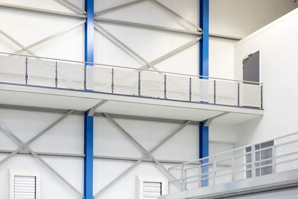 Moderne industriële constructie met staalstructuur en balustrades.
