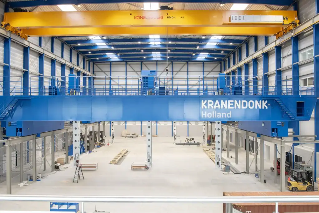Grote blauwe industriële kraan in Kranendonk, Nederland.
