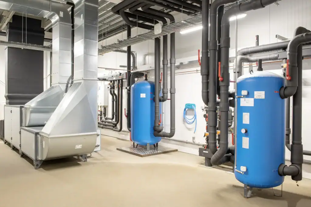 Industriële technische installatie met leidingen en tanks.